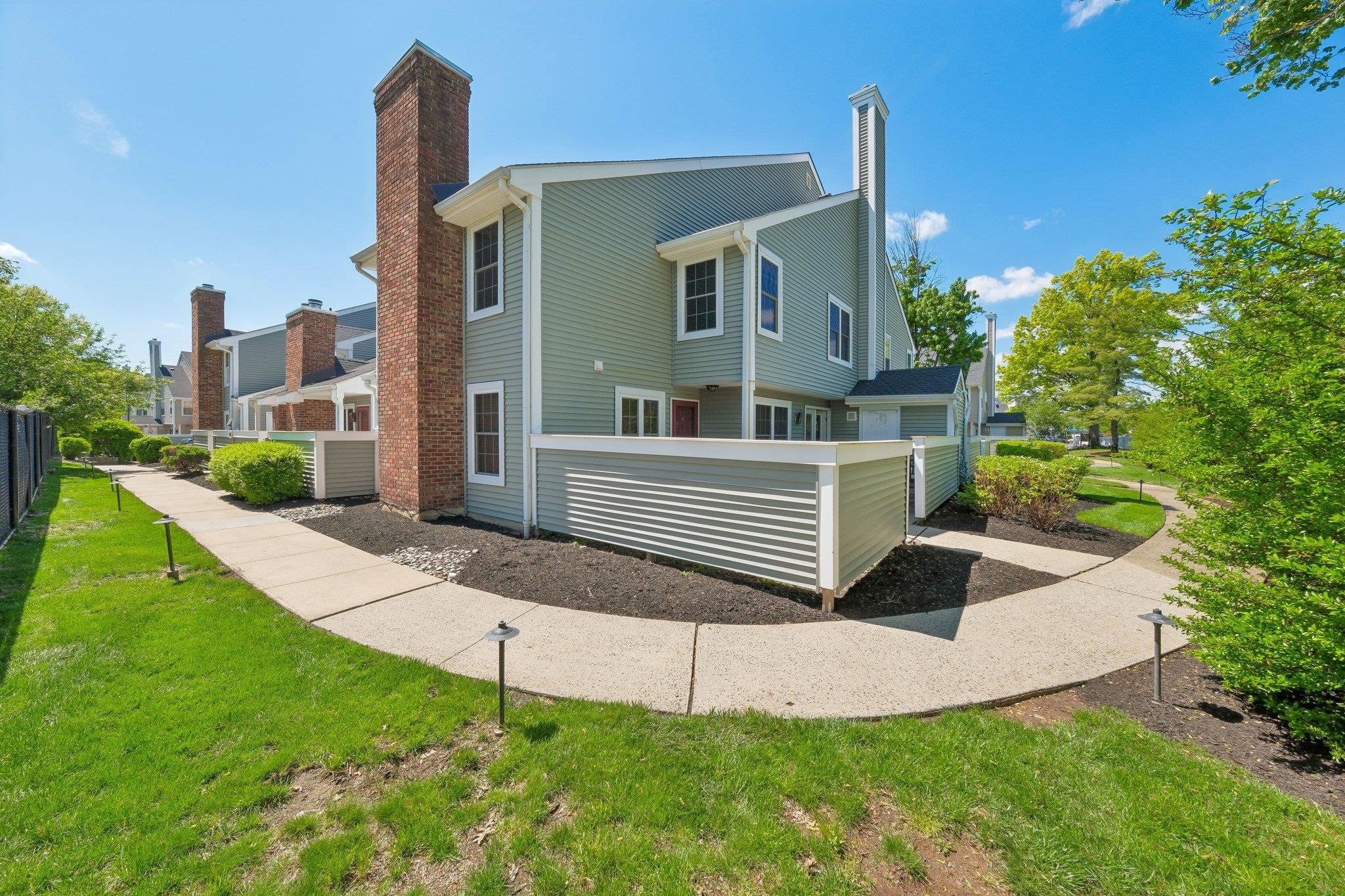 212 WESTCHESTER CT Unit: 8