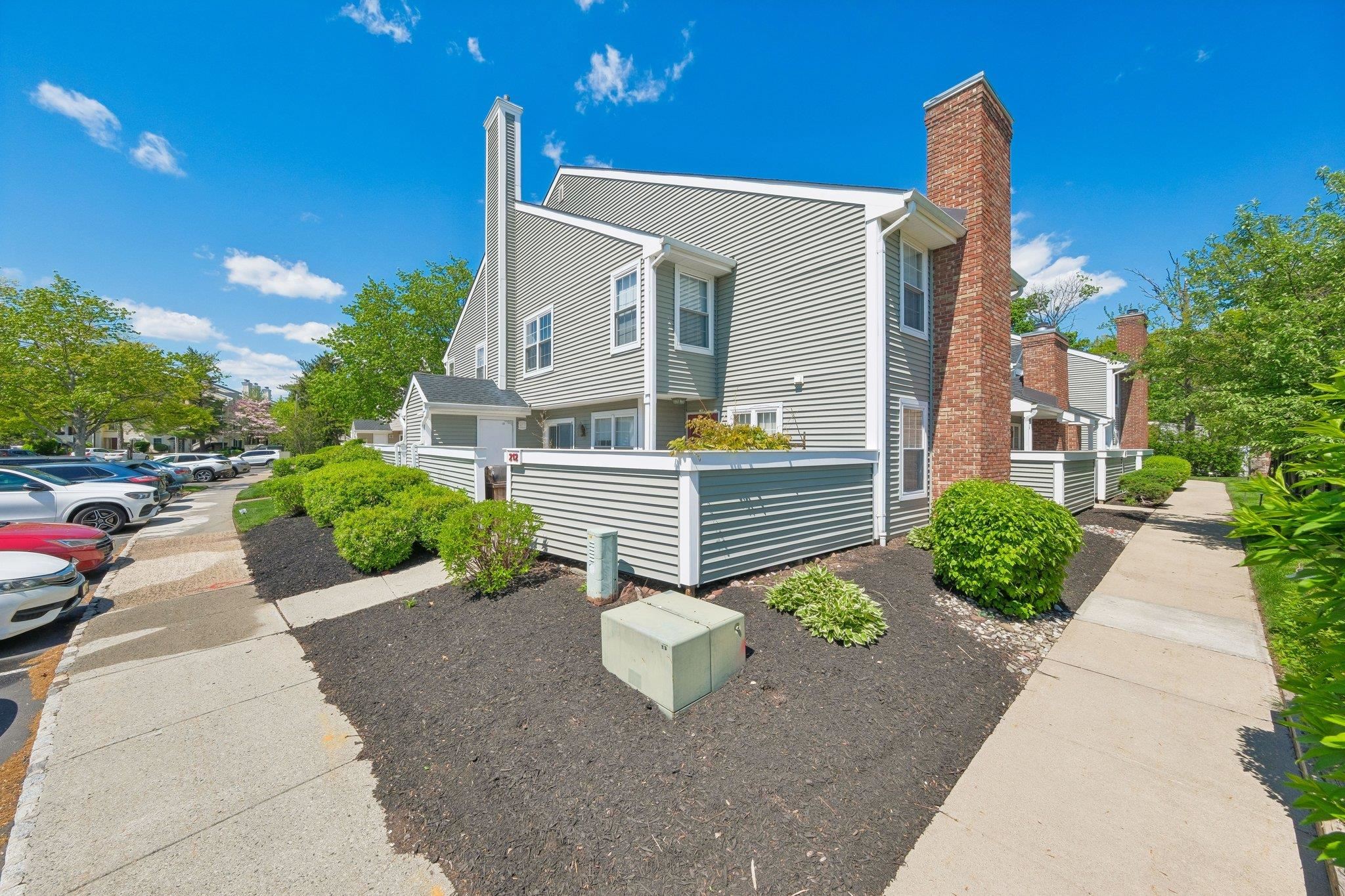 212 WESTCHESTER CT Unit: 8