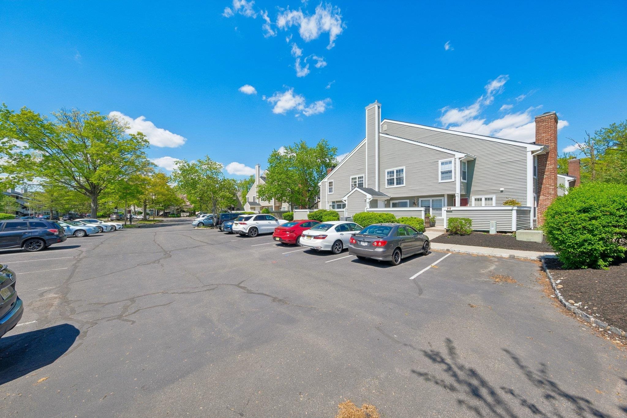 212 WESTCHESTER CT Unit: 8