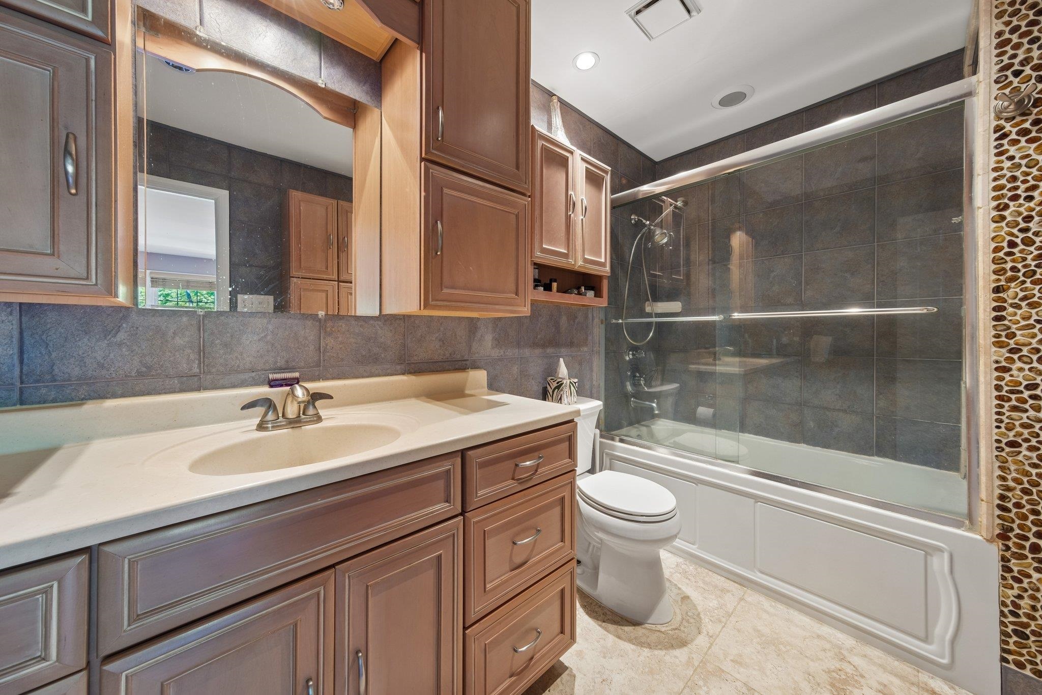 212 WESTCHESTER CT Unit: 8