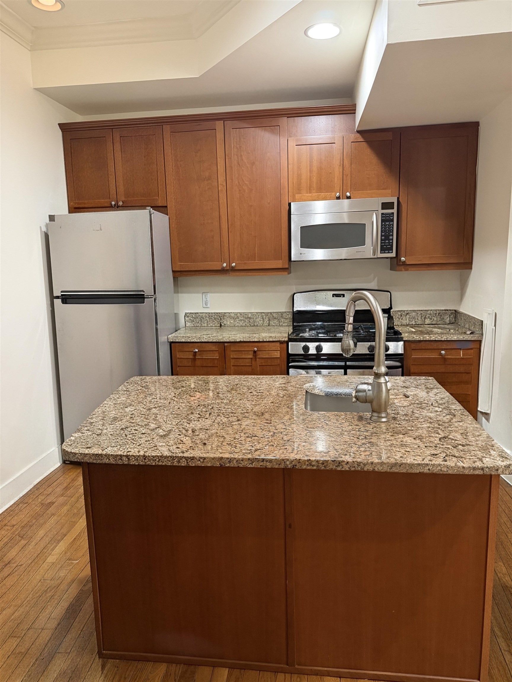 61 GRAND ST Unit: 2F