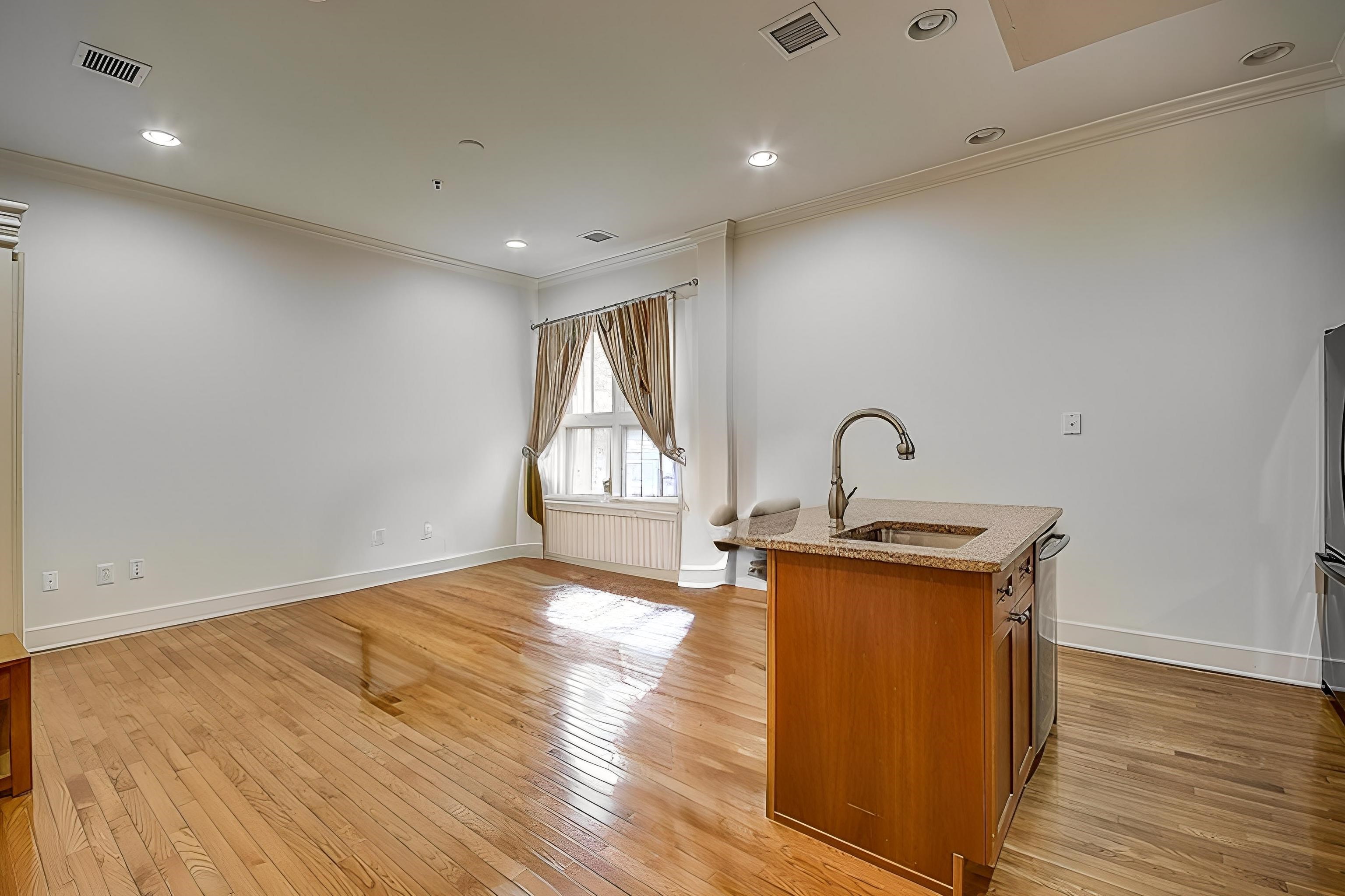 61 GRAND ST Unit: 2F