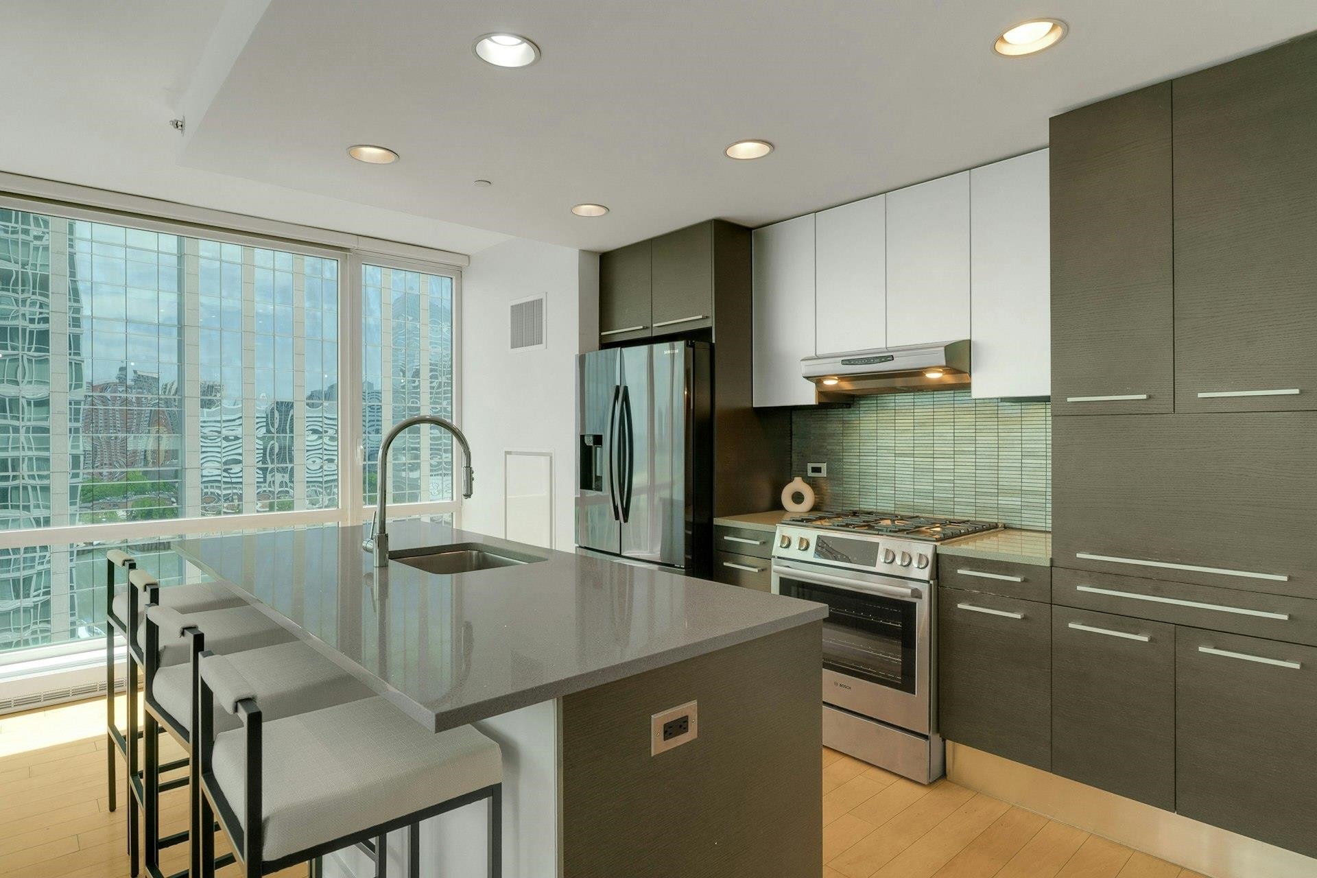 2 2ND ST Unit: 1605