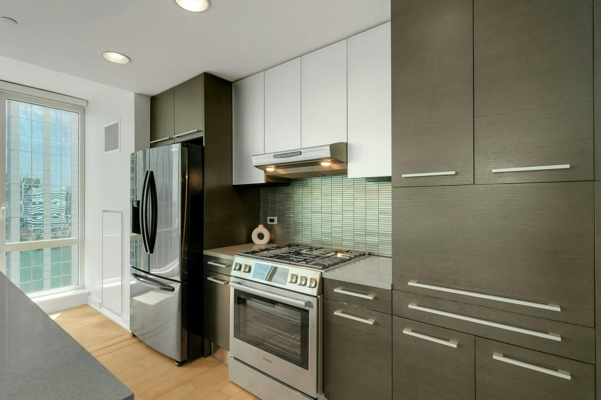 2 2ND ST Unit: 1605