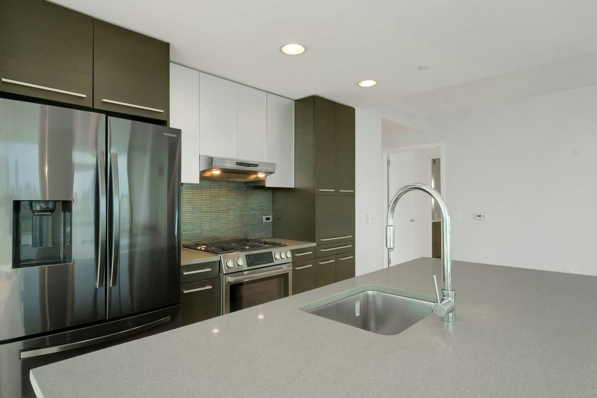 2 2ND ST Unit: 1605