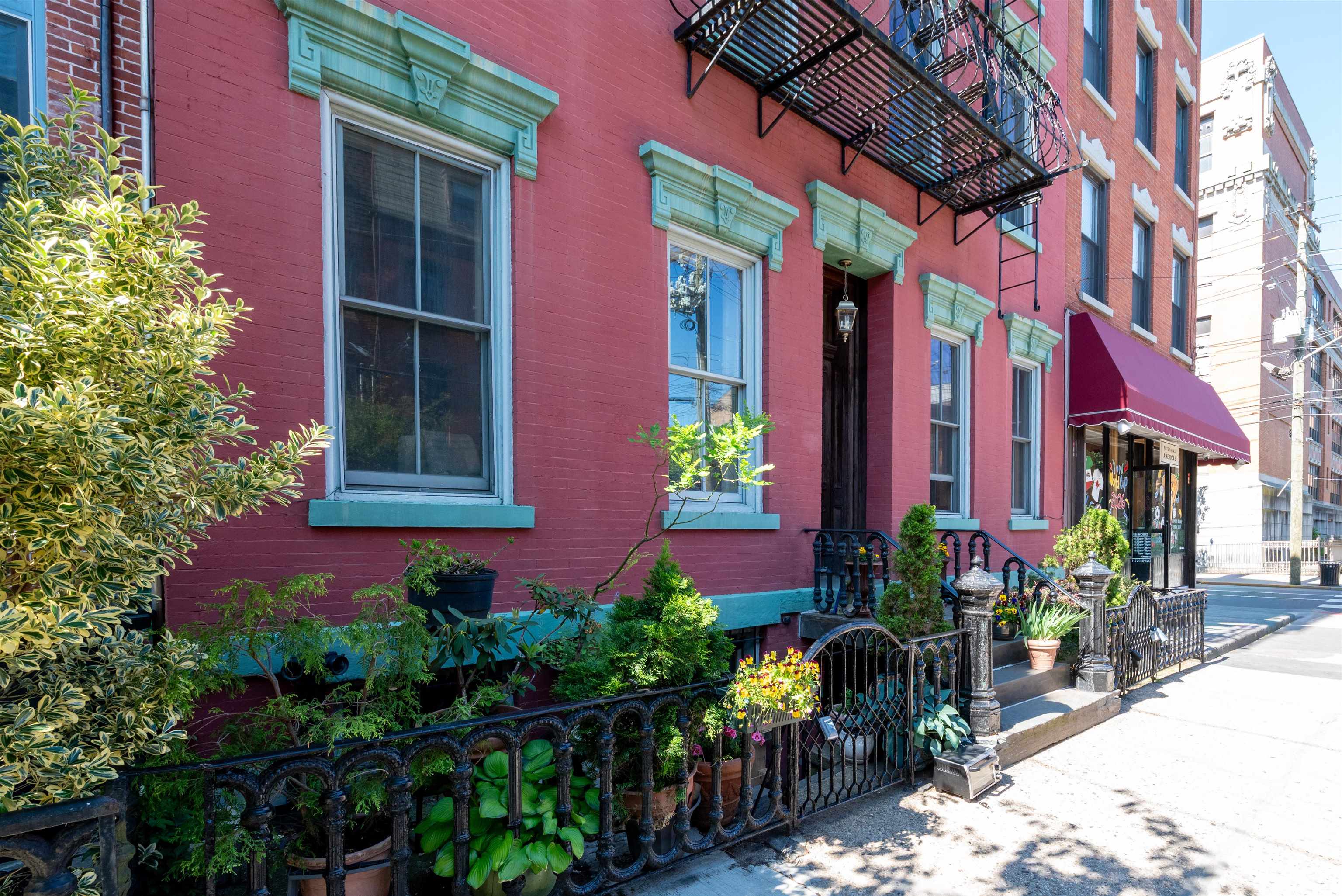 299 8TH ST Unit: 1L