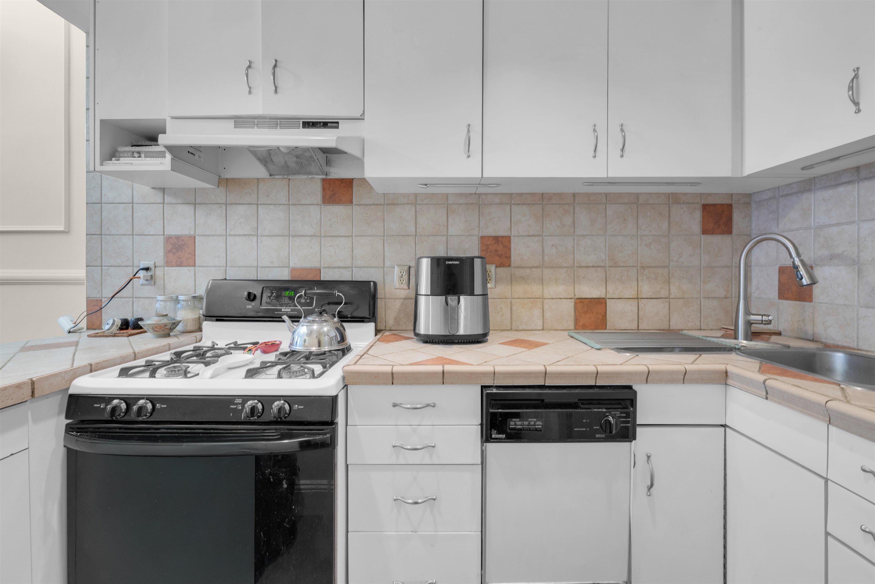 299 8TH ST Unit: 1L