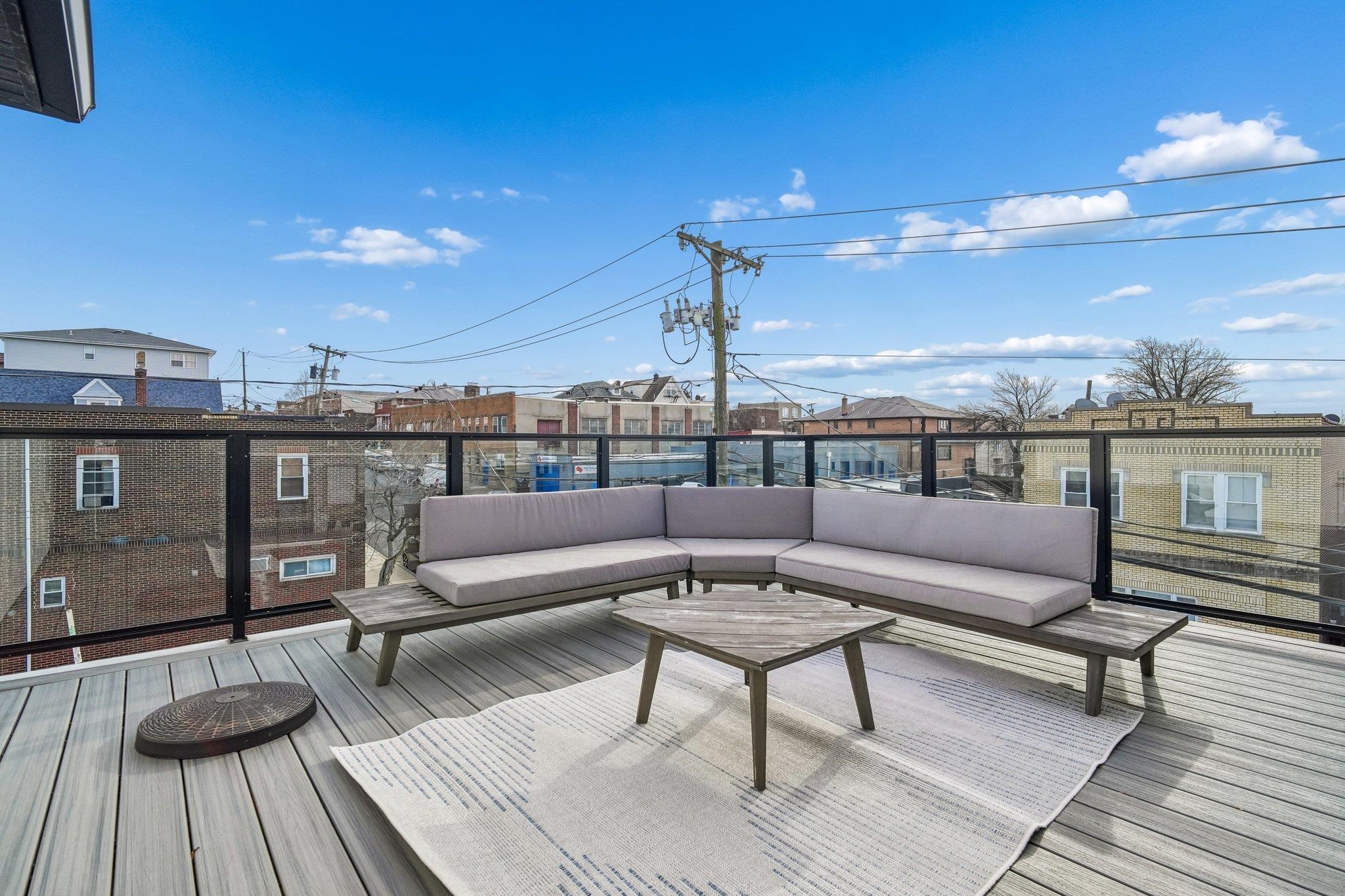 305 8TH ST Unit: 2