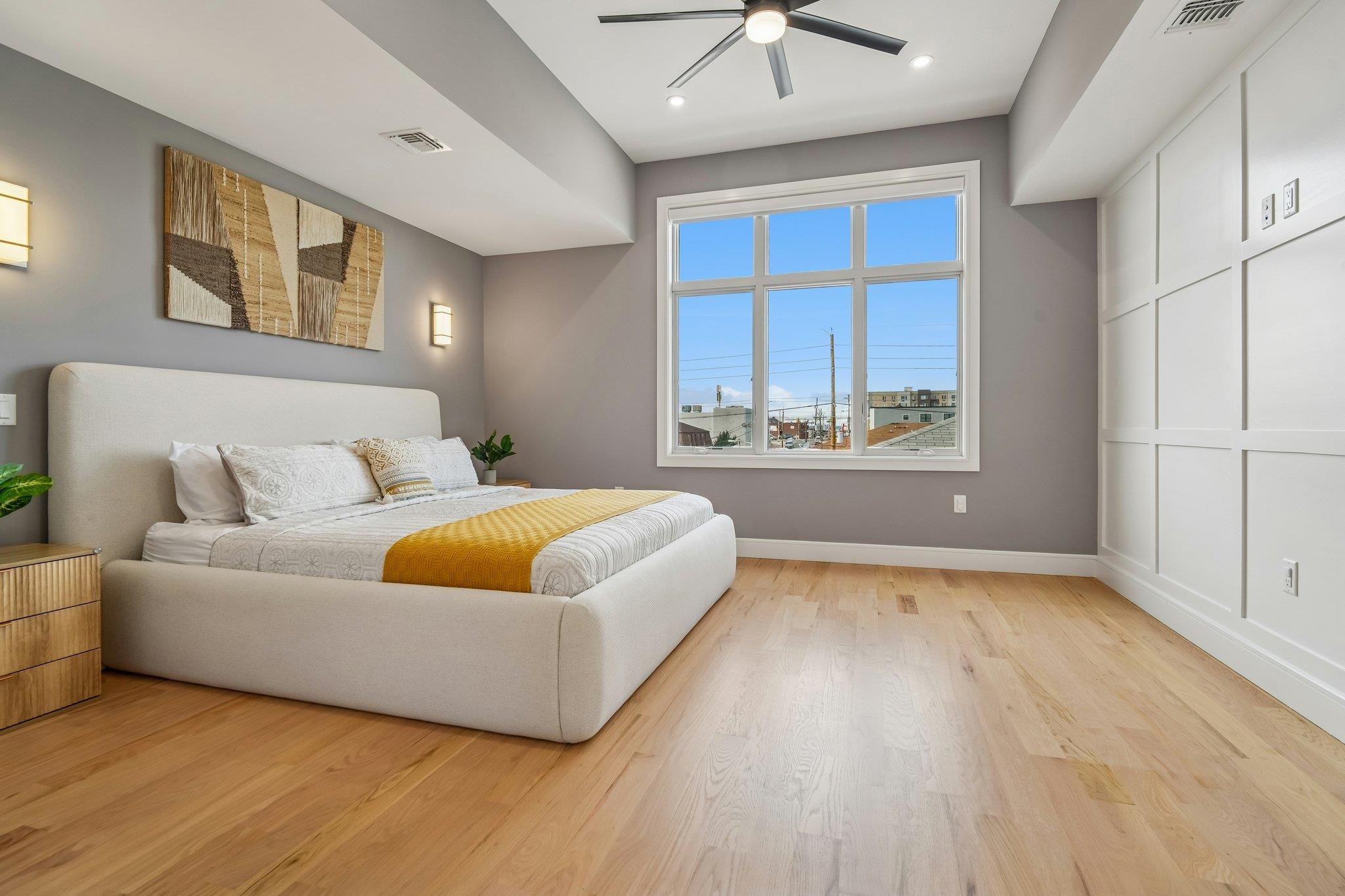 305 8TH ST Unit: 2