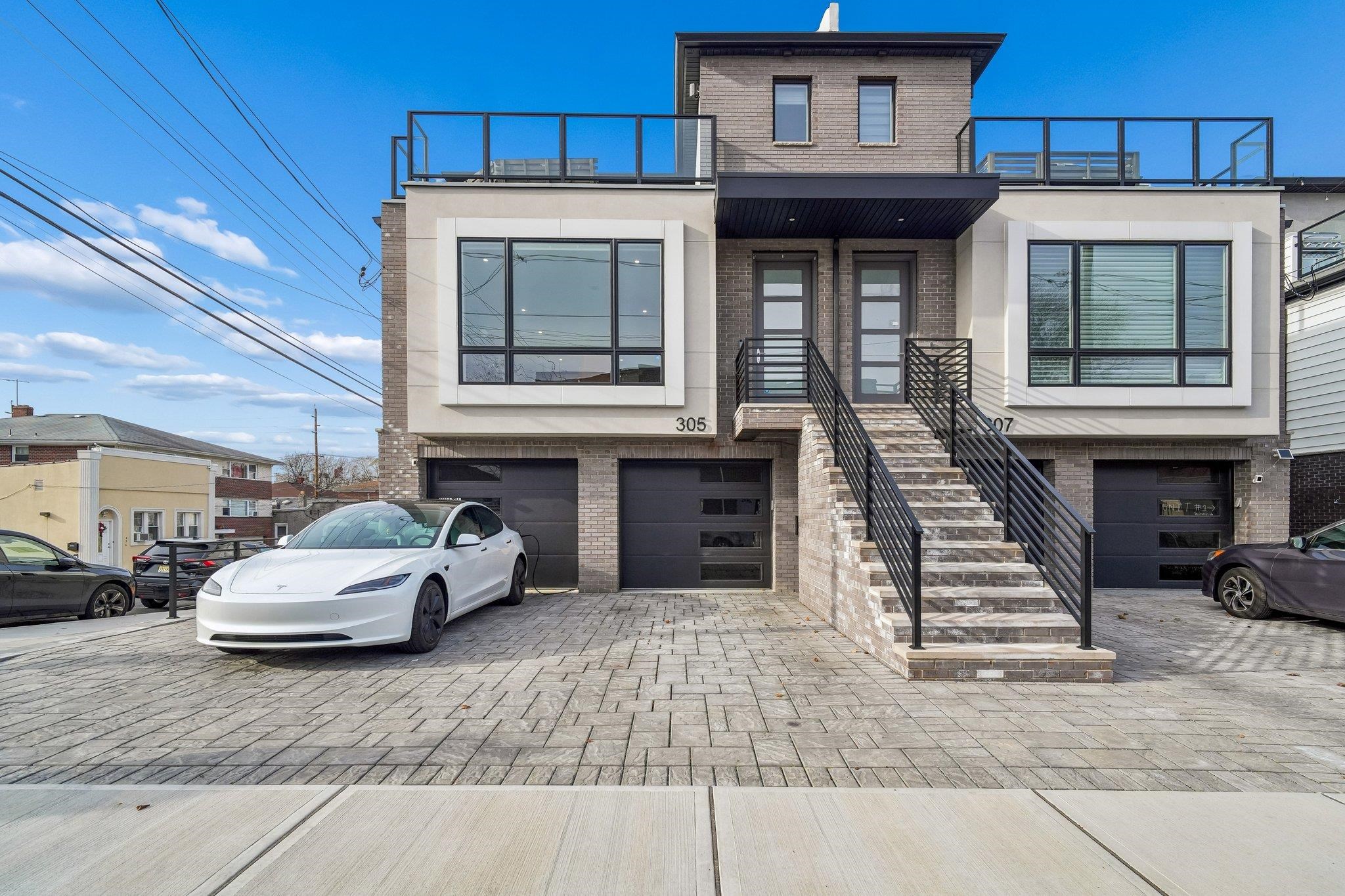 305 8TH ST Unit: 2