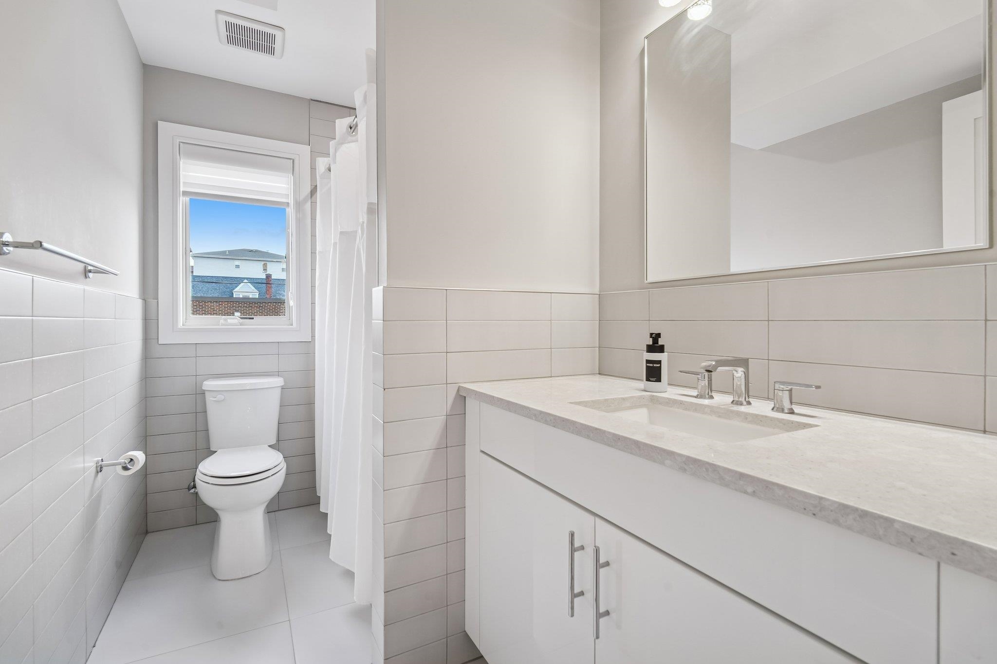 305 8TH ST Unit: 2
