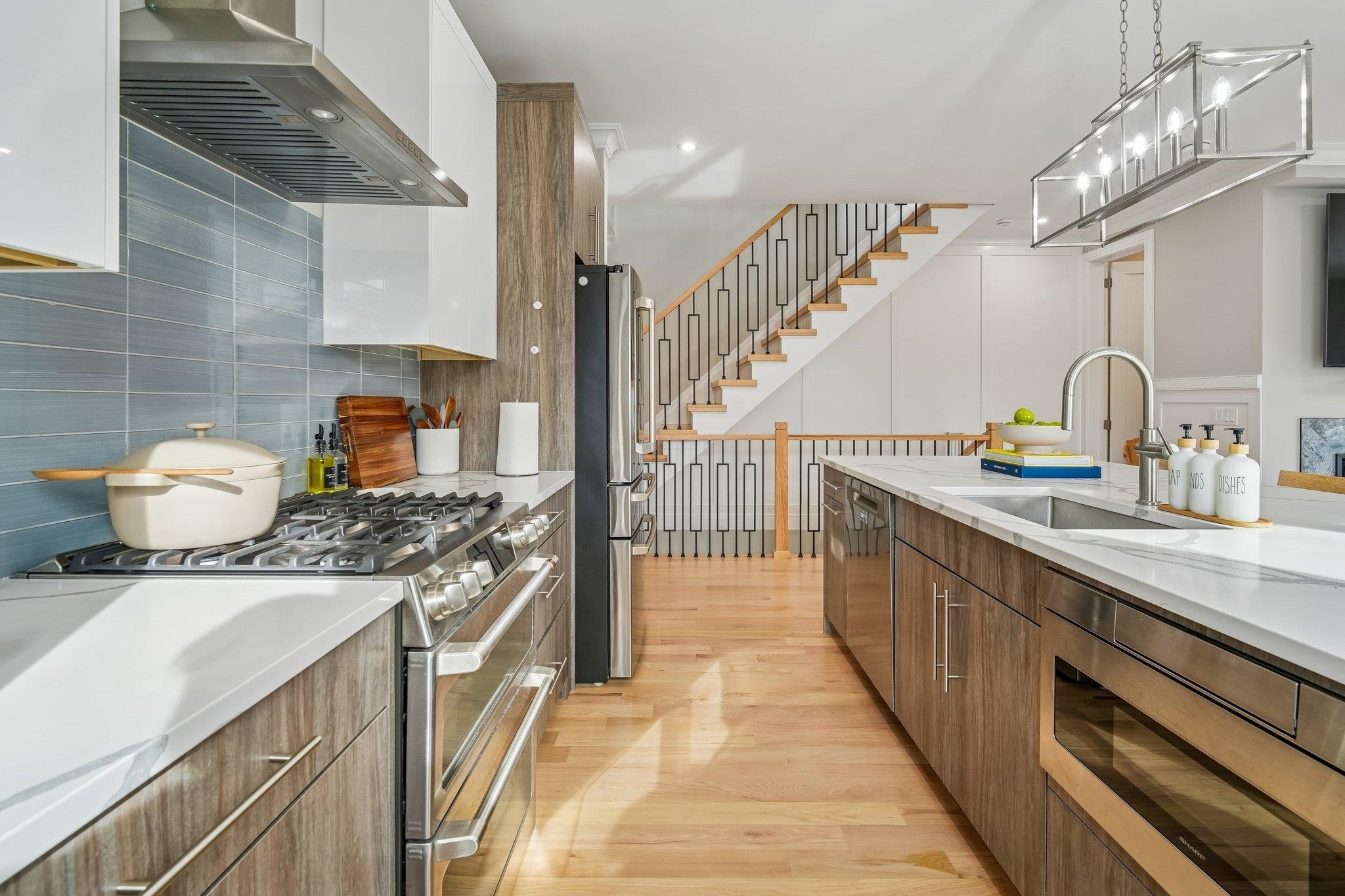 305 8TH ST Unit: 2