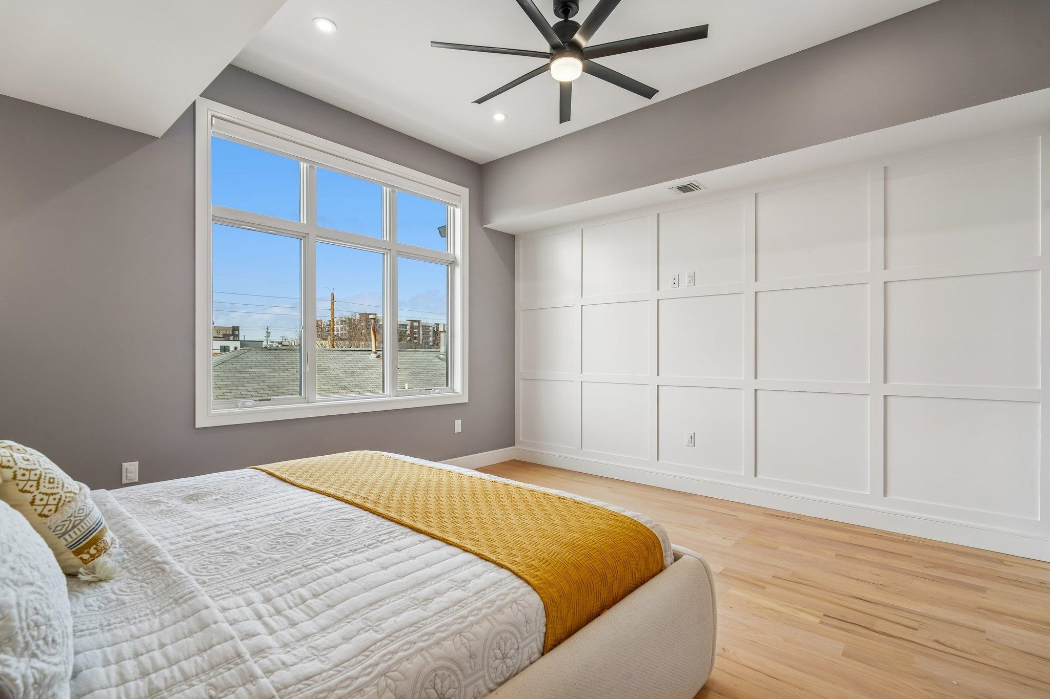 305 8TH ST Unit: 2