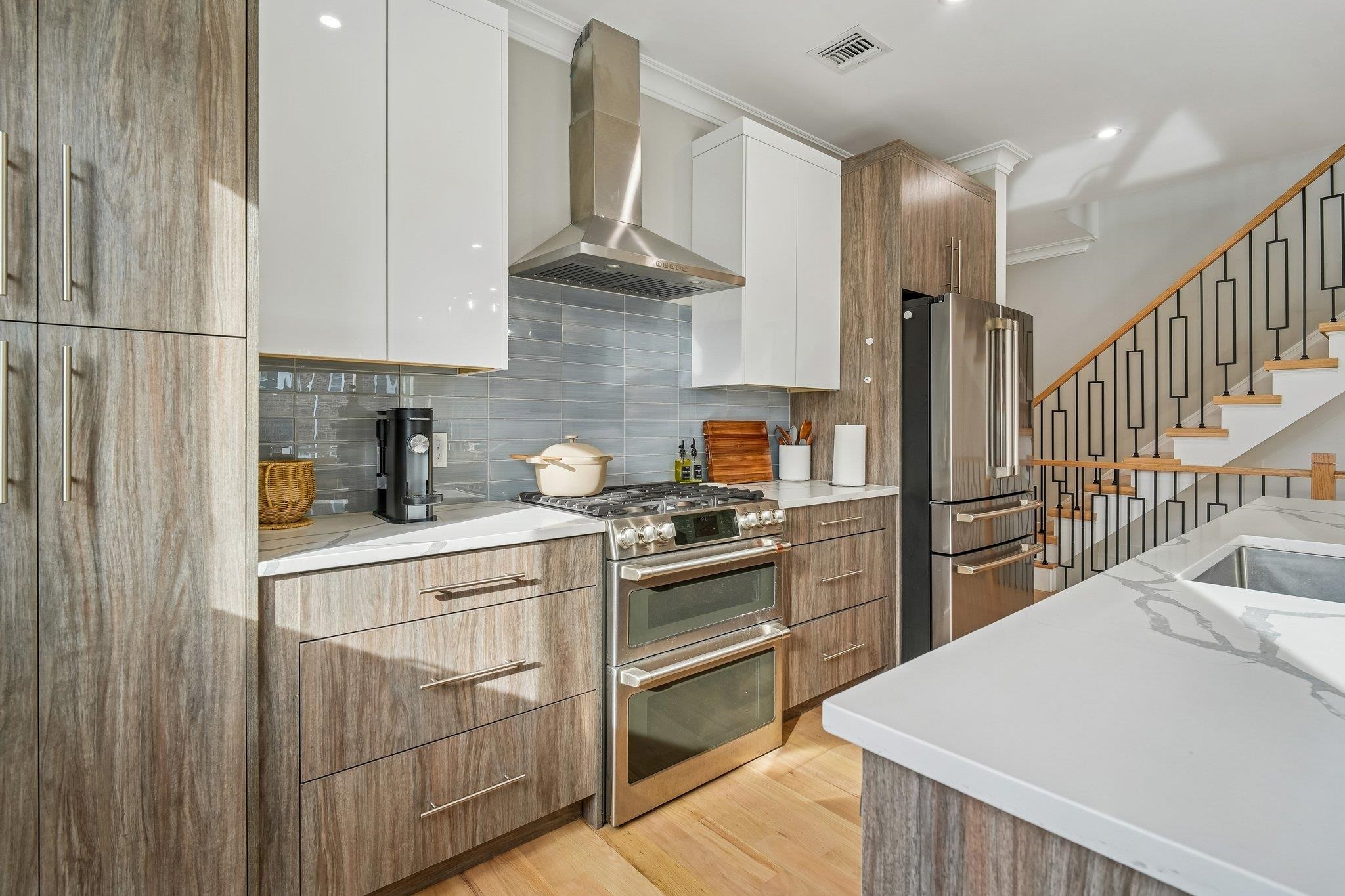 305 8TH ST Unit: 2