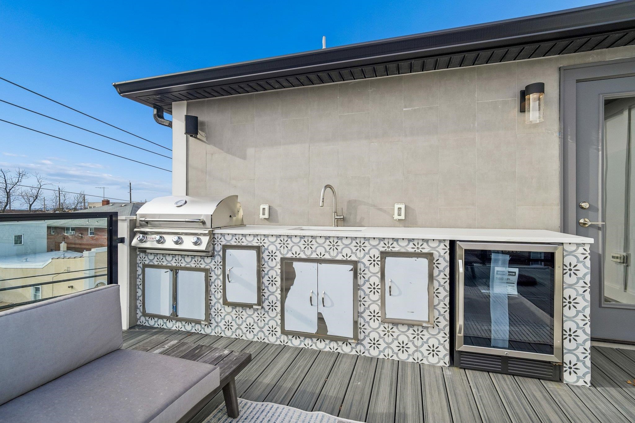 305 8TH ST Unit: 2