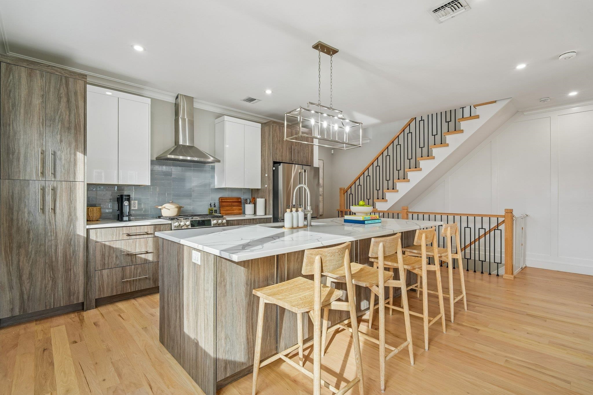 305 8TH ST Unit: 2
