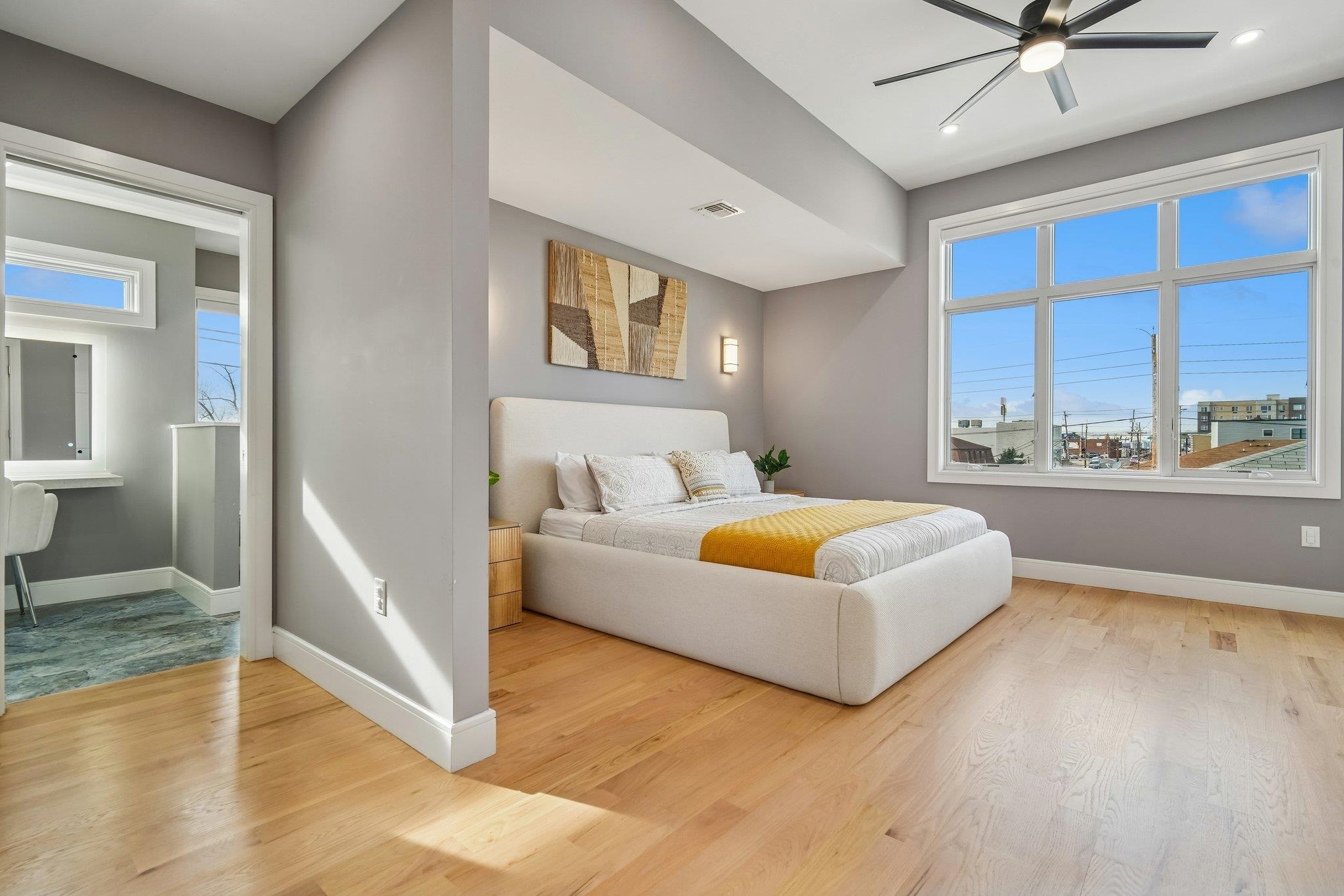 305 8TH ST Unit: 2
