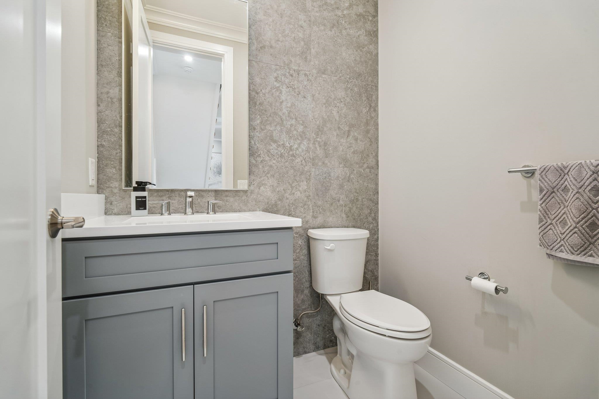 305 8TH ST Unit: 2