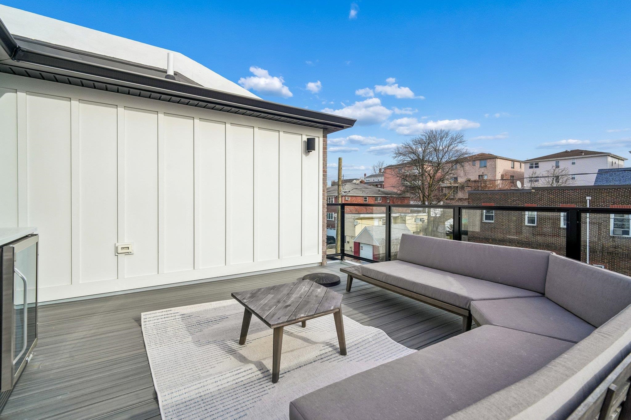 305 8TH ST Unit: 2