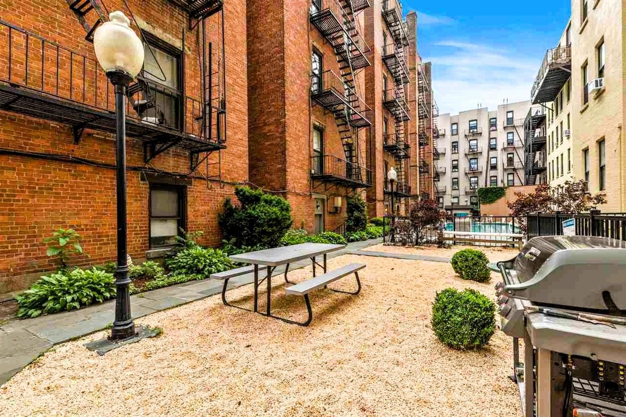 1112 PARK AVE Unit: 2L