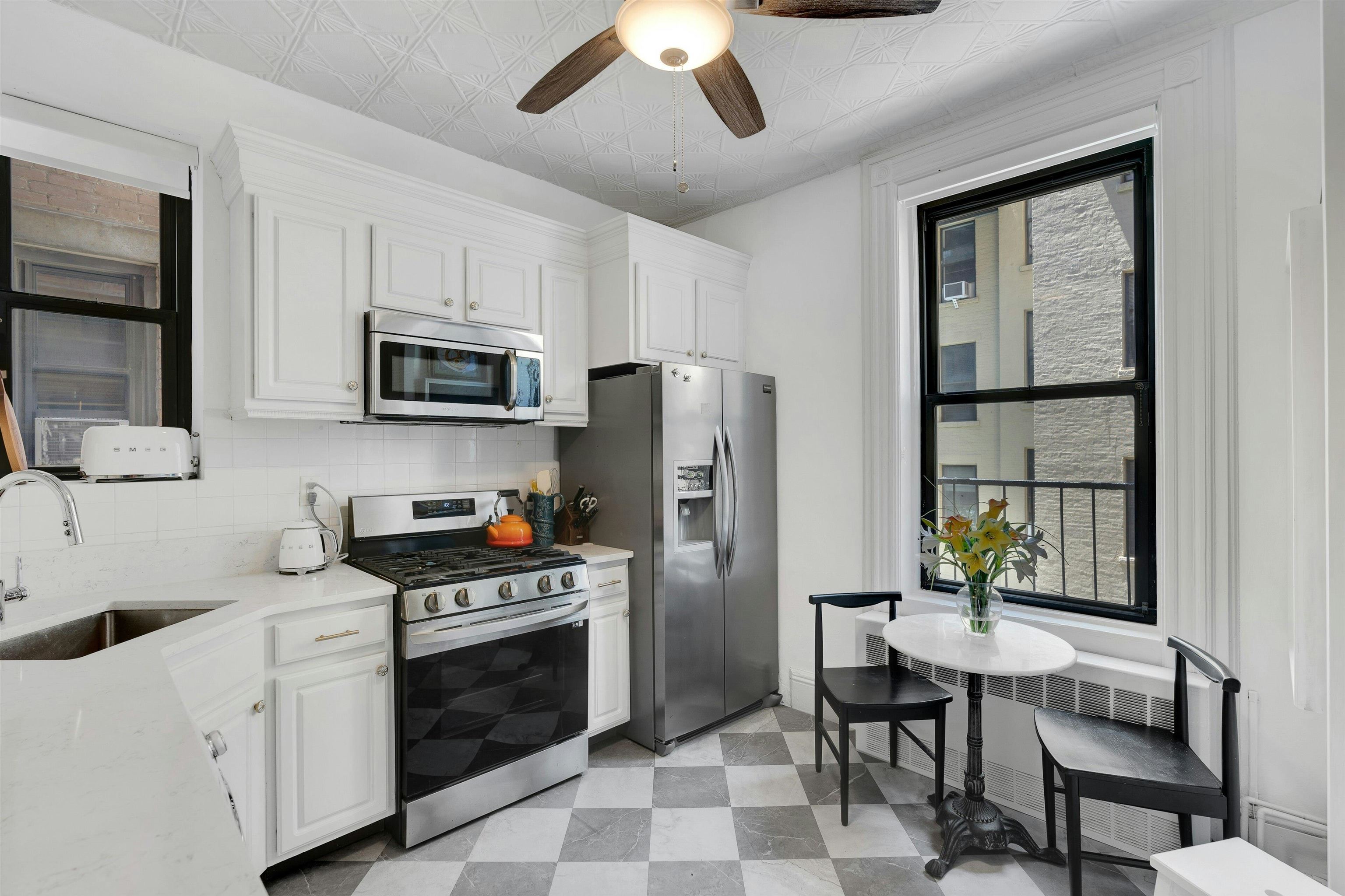 1112 PARK AVE Unit: 2L