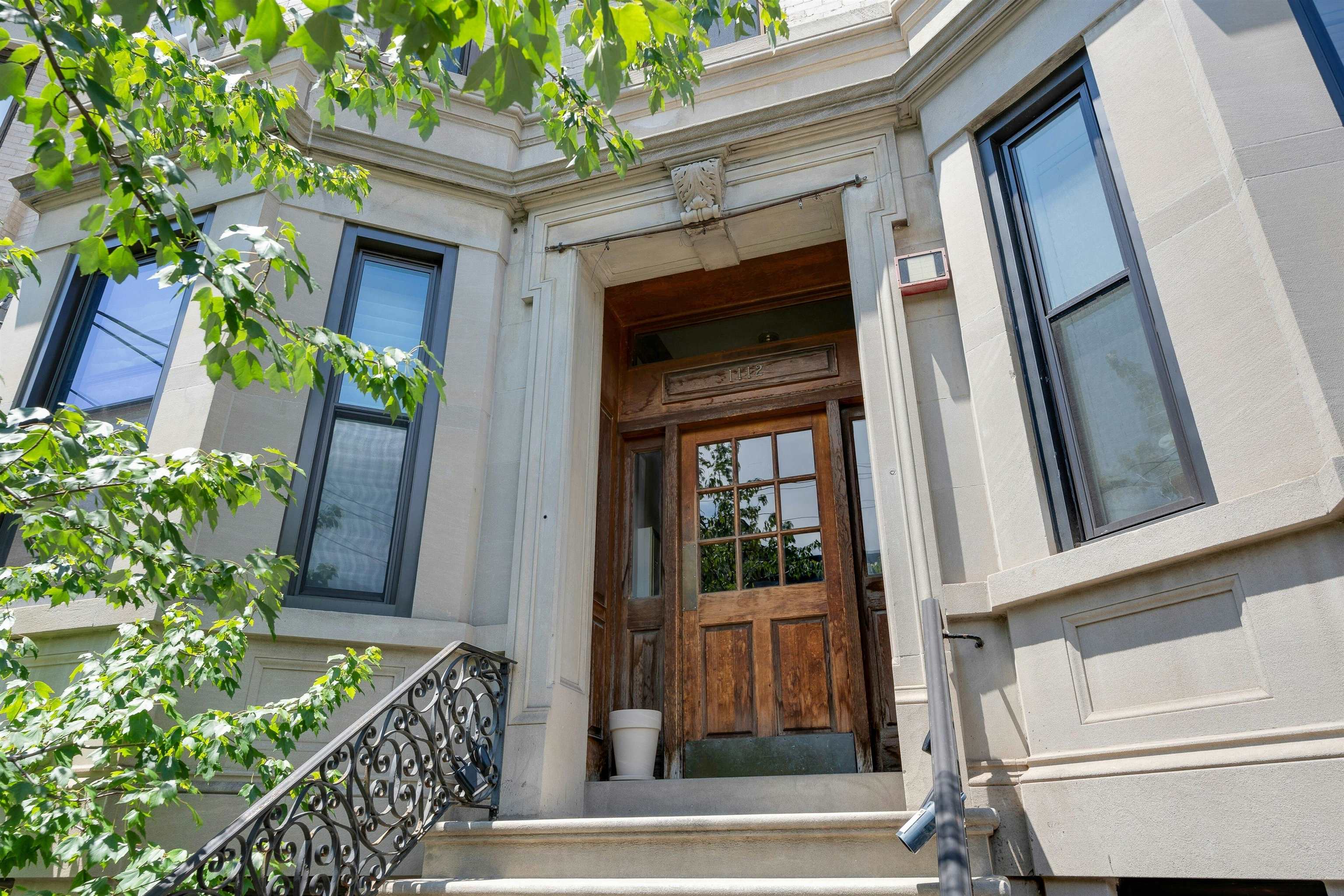 1112 PARK AVE Unit: 2L