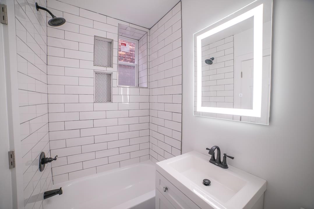 206 48TH ST Unit: 3