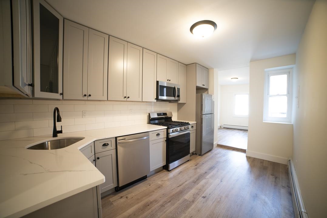 206 48TH ST Unit: 3