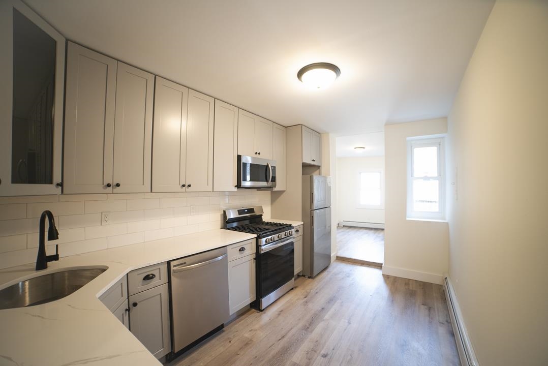 206 48TH ST Unit: 3