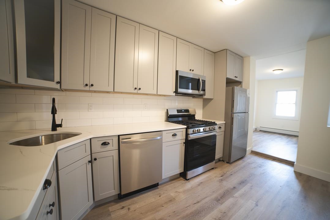 206 48TH ST Unit: 3