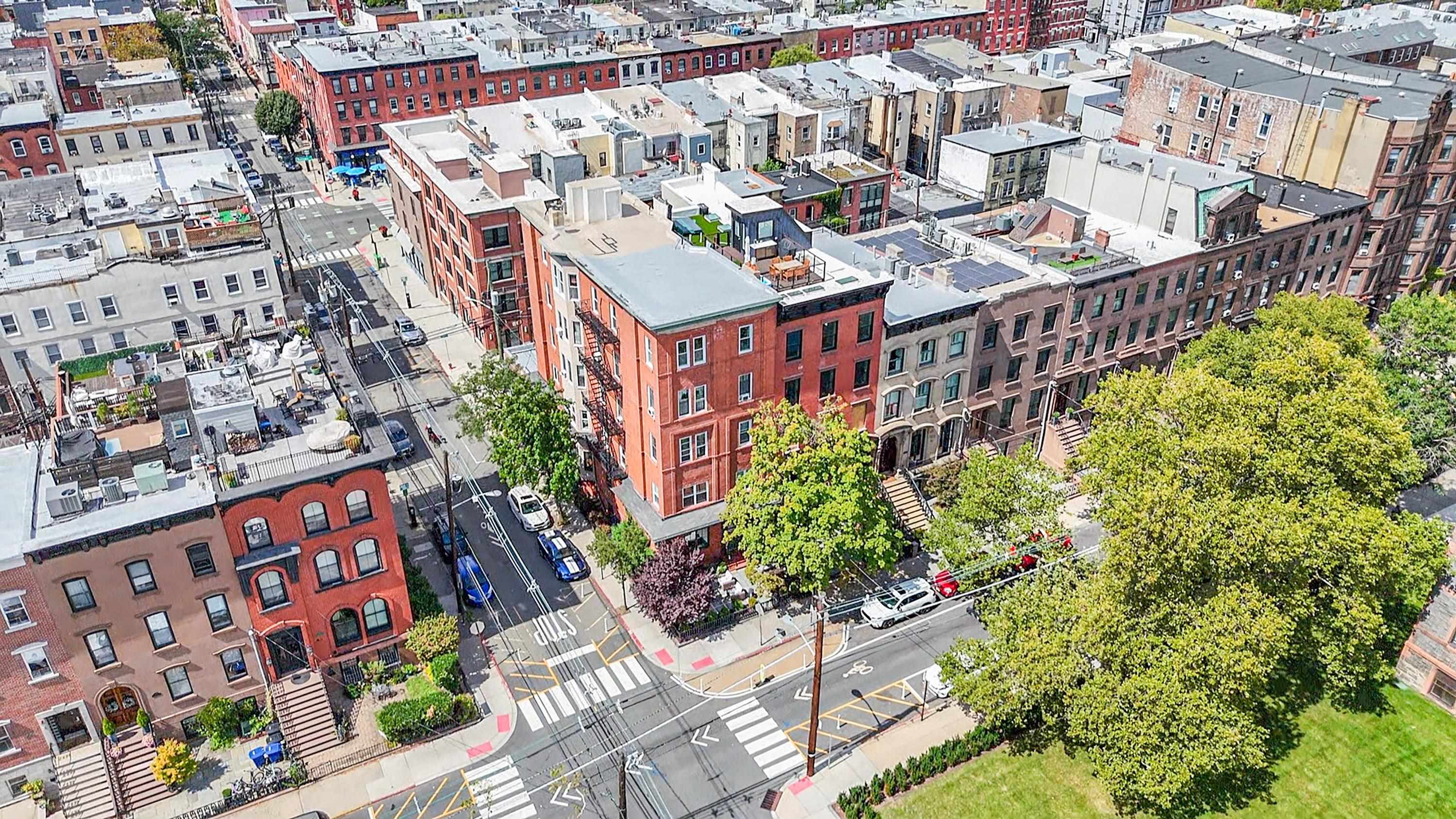 500 HUDSON ST Unit: 1B