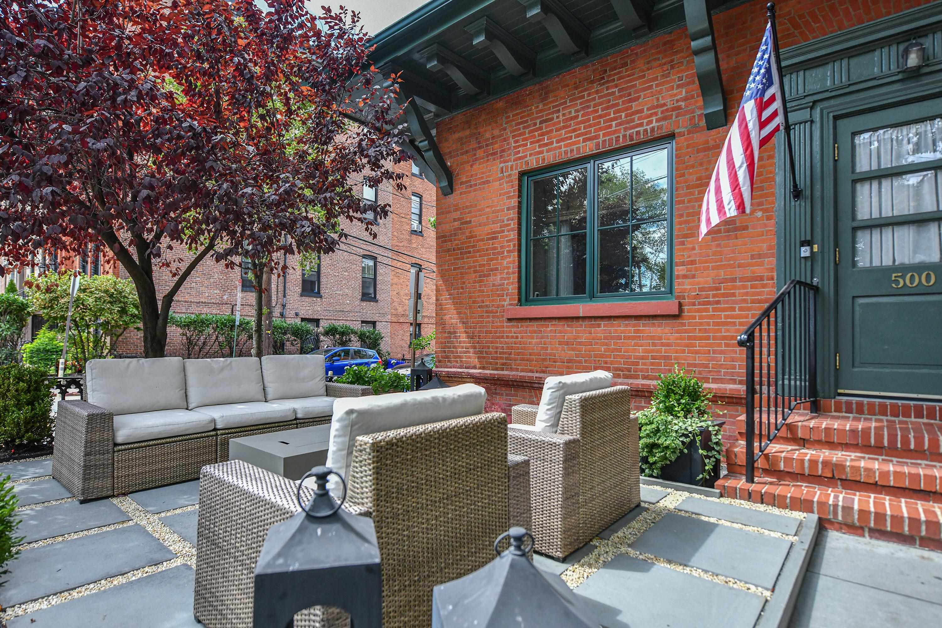 500 HUDSON ST Unit: 1B