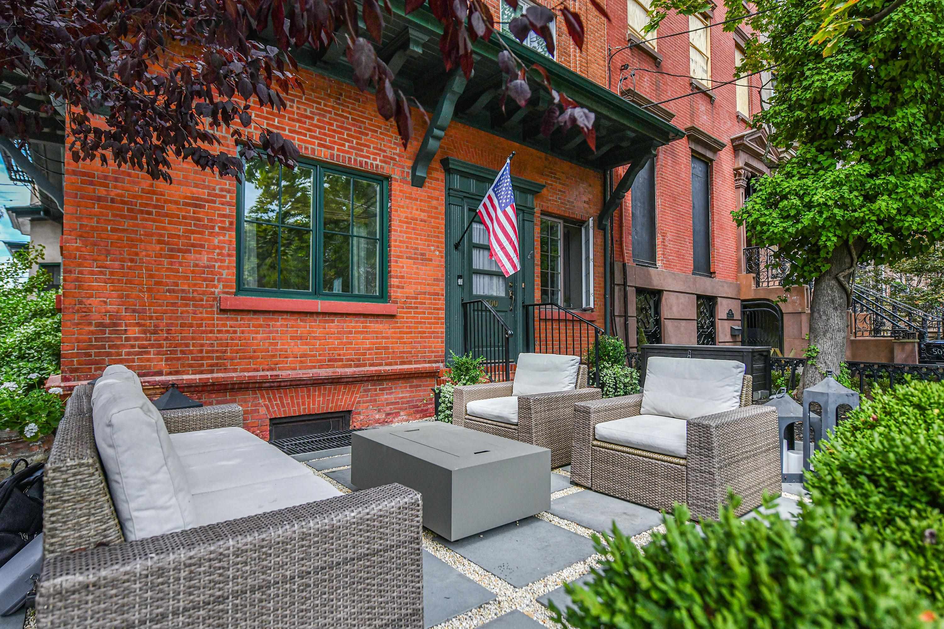 500 HUDSON ST Unit: 1B