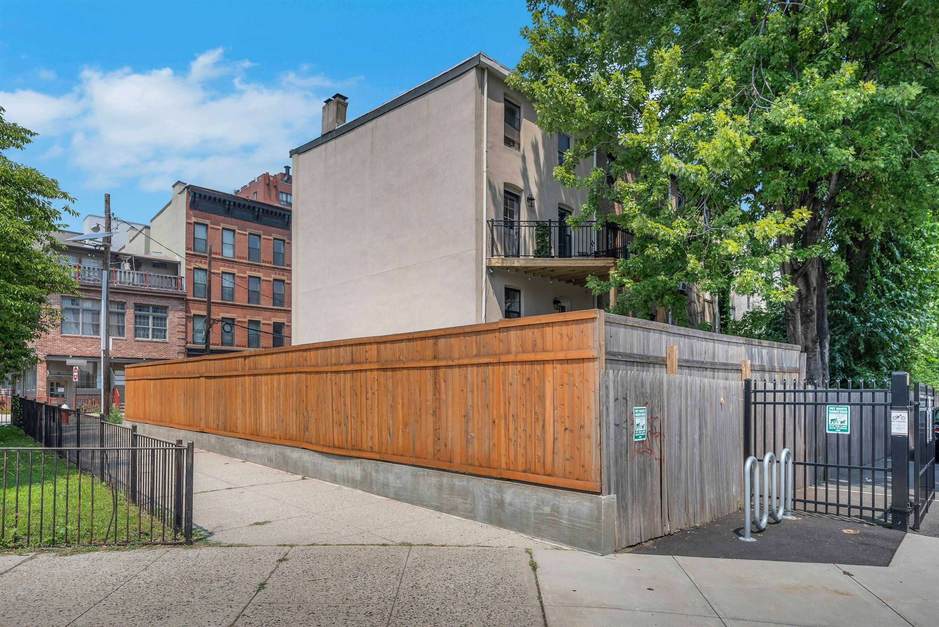 514 MANILA AVE