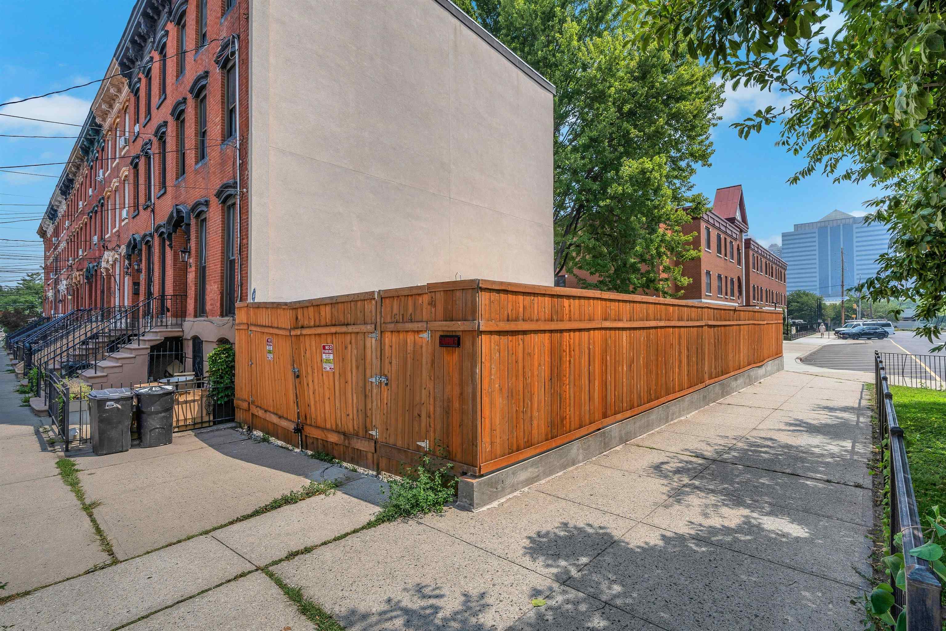 514 MANILA AVE