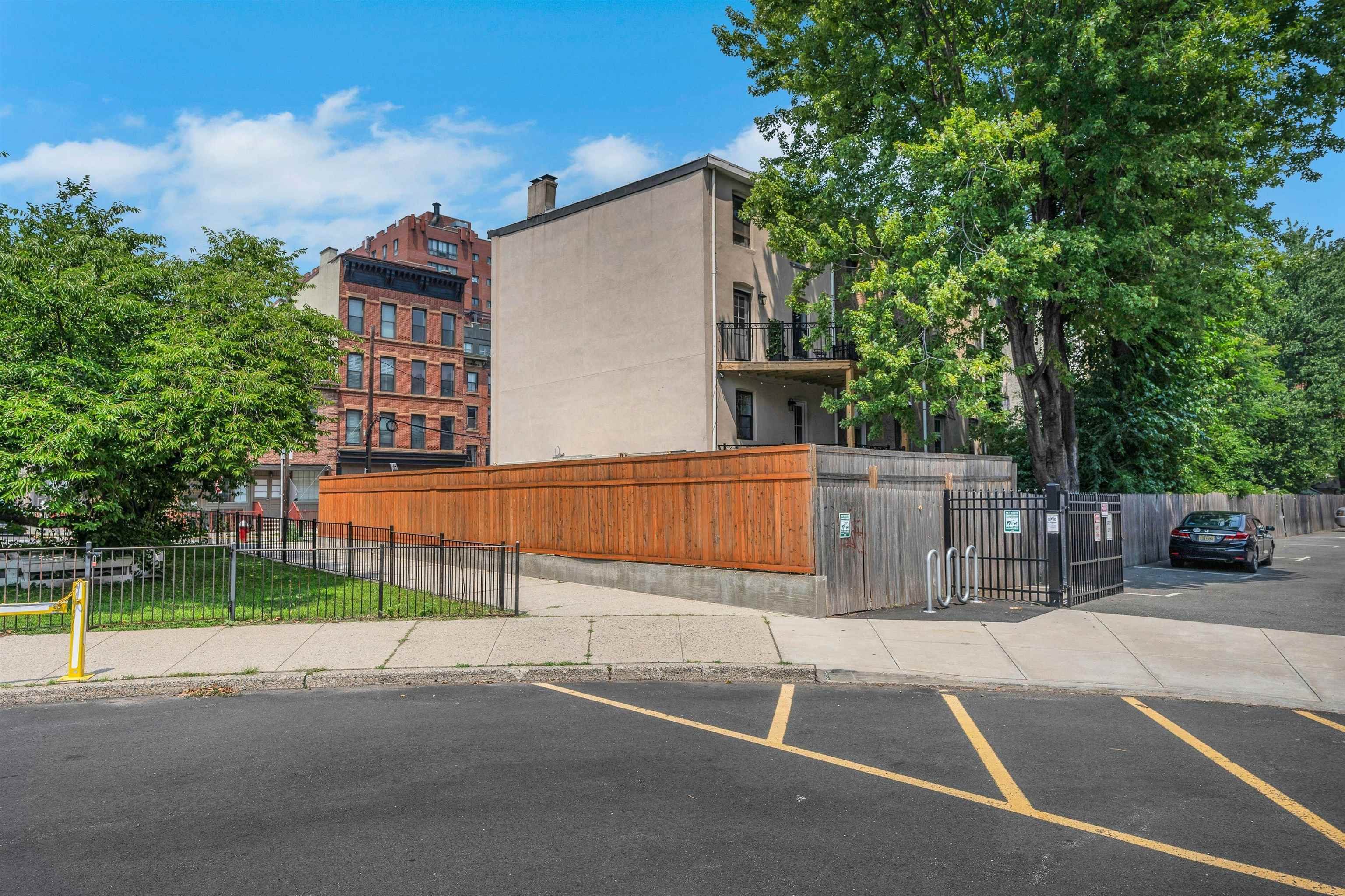 514 MANILA AVE
