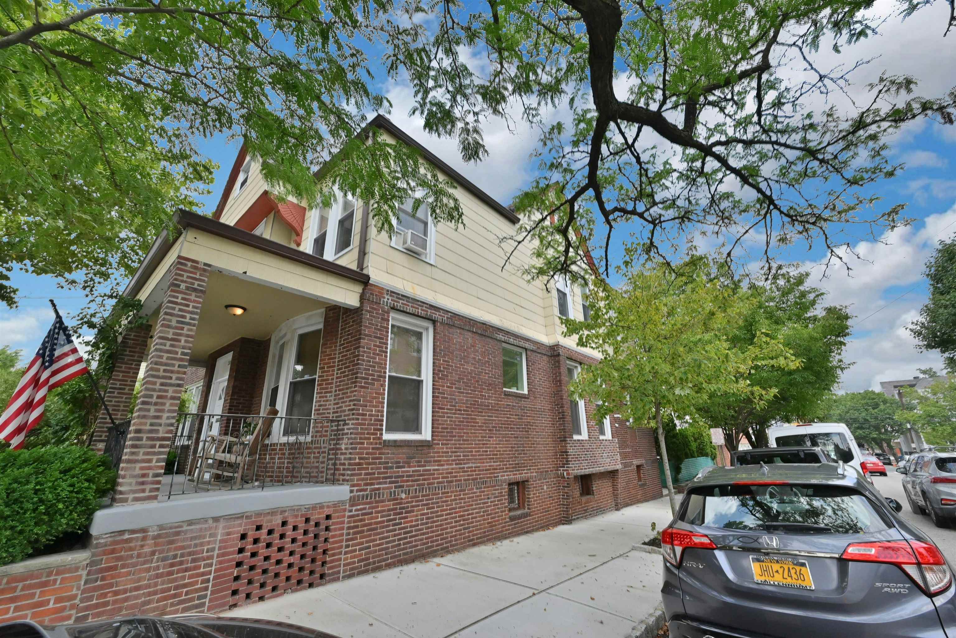 200-202 OAK ST