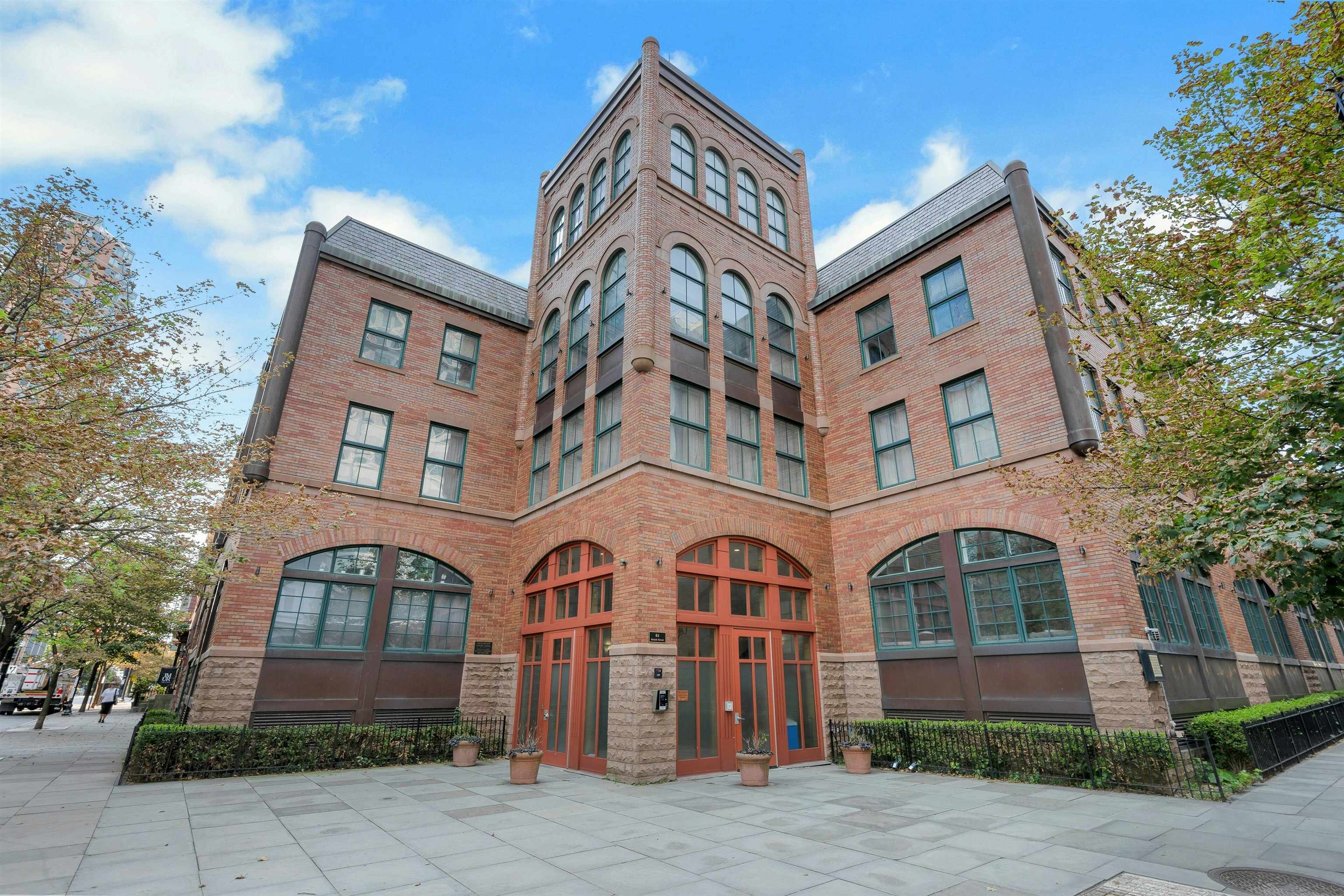 61 GRAND ST Unit: 2F
