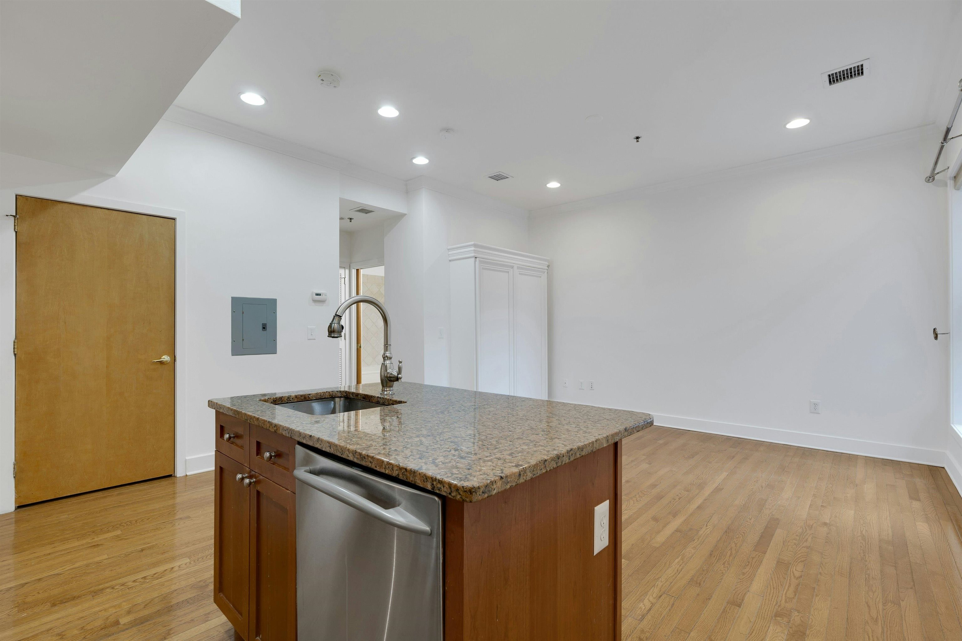 61 GRAND ST Unit: 2F