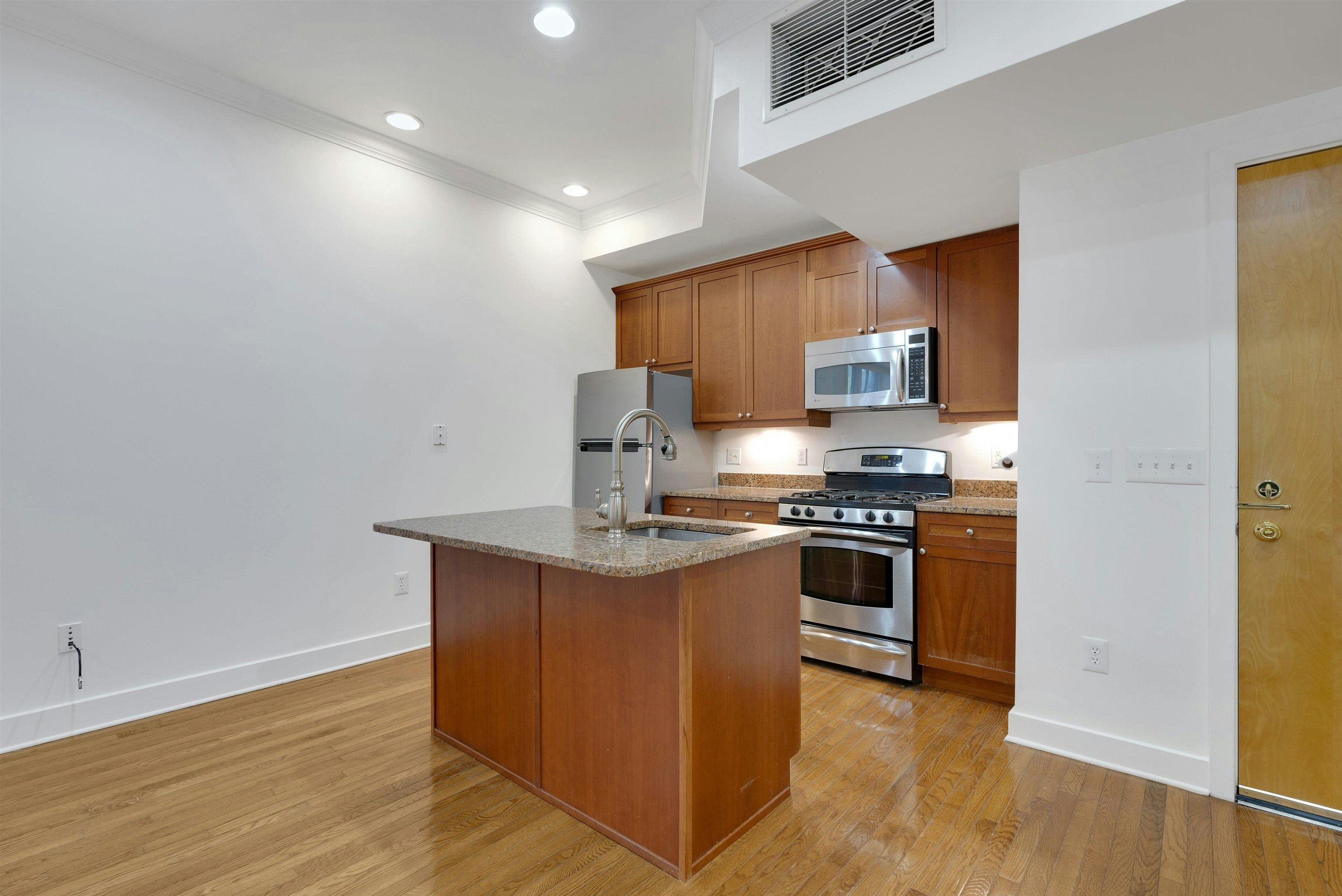 61 GRAND ST Unit: 2F