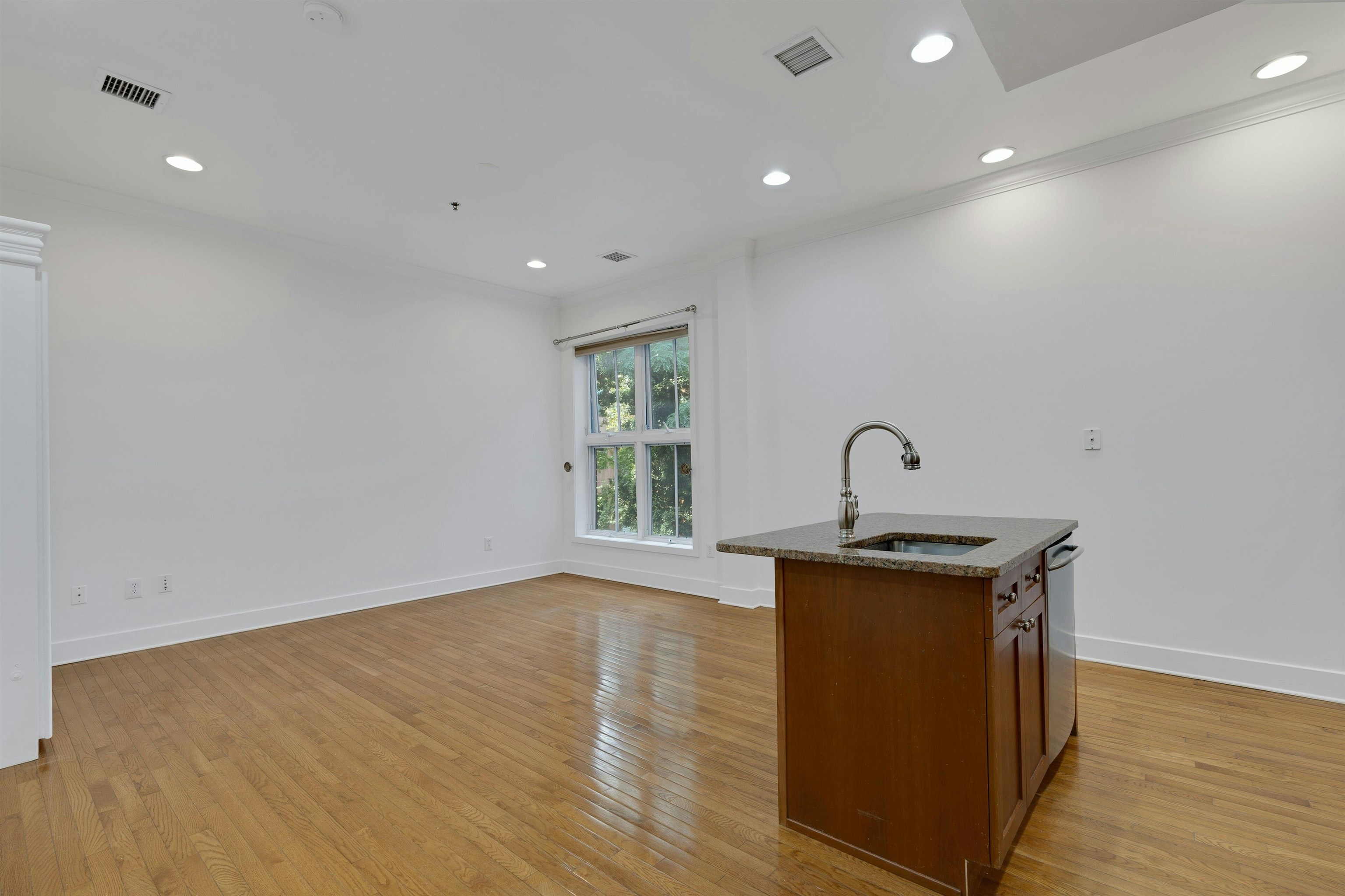 61 GRAND ST Unit: 2F