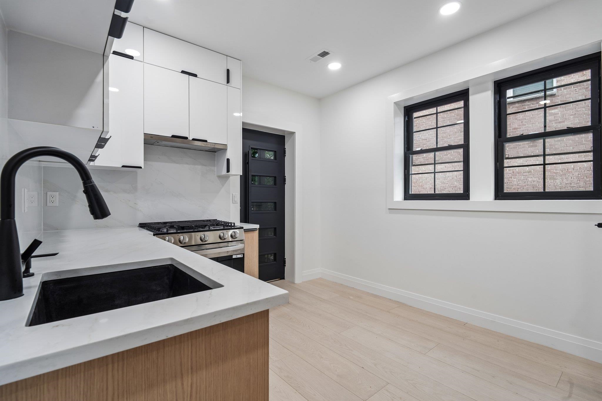 423 AURORA AVE Unit: 1