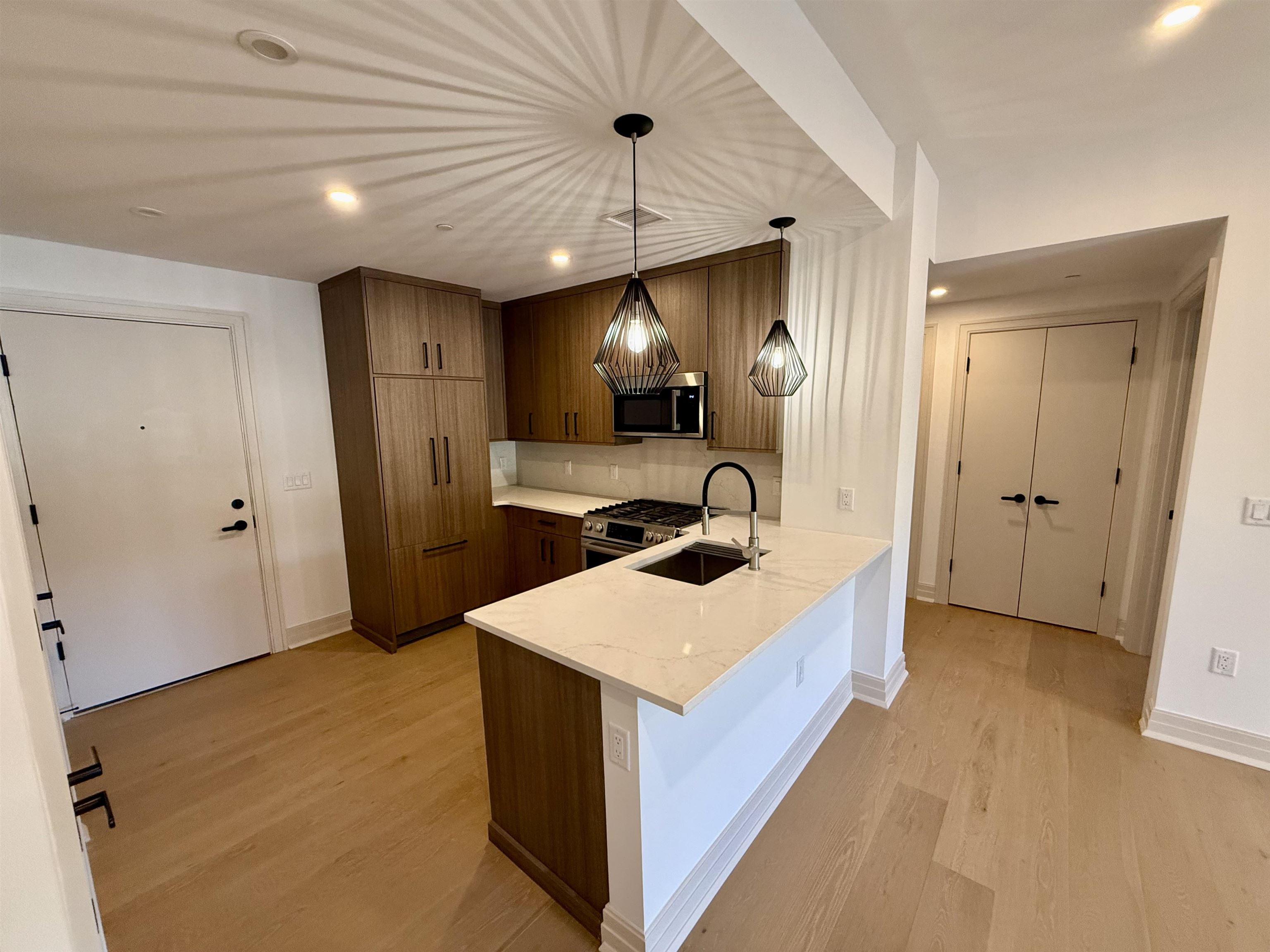 921 MADISON ST Unit: 507