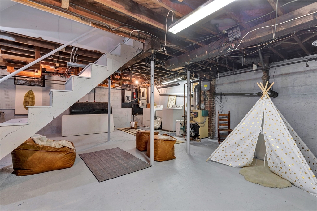 204 Low St