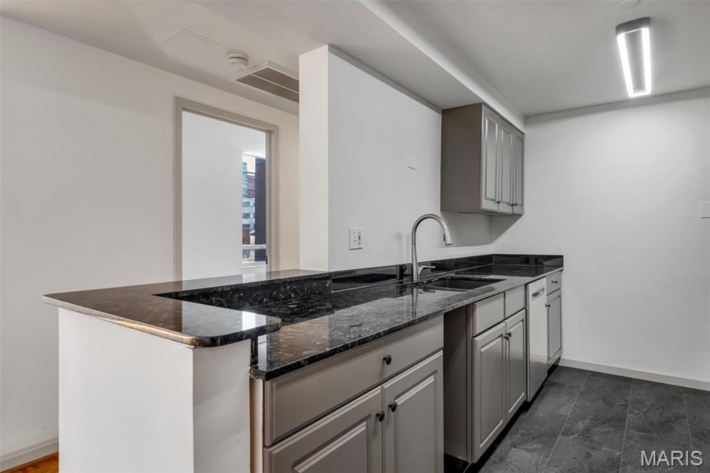 200 S Brentwood Boulevard Unit: 2F
