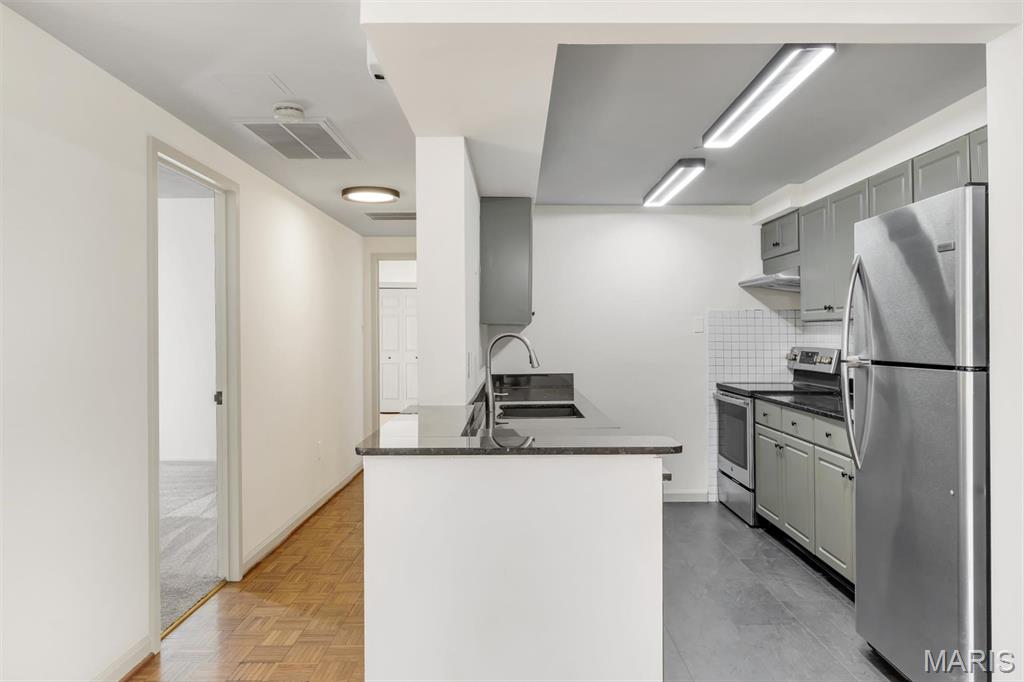 200 S Brentwood Boulevard Unit: 2F