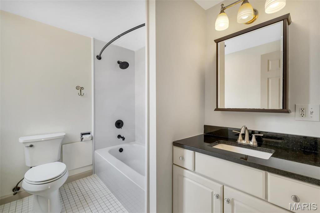 200 S Brentwood Boulevard Unit: 2F