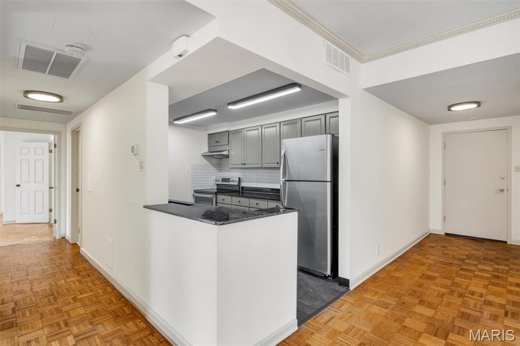 200 S Brentwood Boulevard Unit: 2F