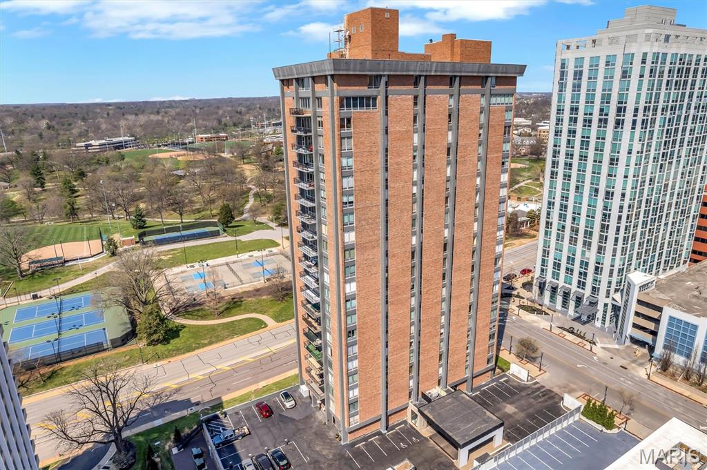 200 S Brentwood Boulevard Unit: 2F