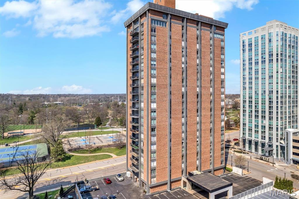 200 S Brentwood Boulevard Unit: 2F